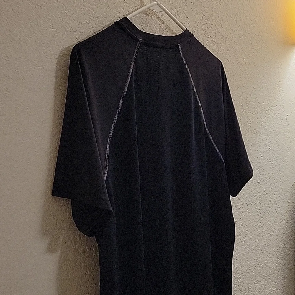 Under Armour Run Short Sleeve - Black - Large - Picture 12 of 15